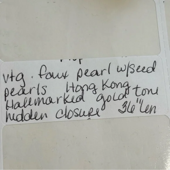 Vintage large faux pearl Hong Kong necklace with hidden clasp - Picture 7 of 7